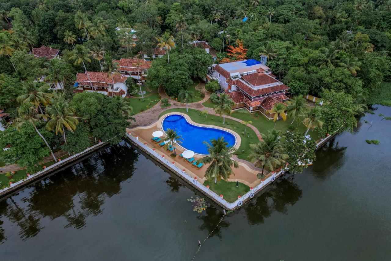 The World Backwaters, Alleppey Кумараком Экстерьер фото